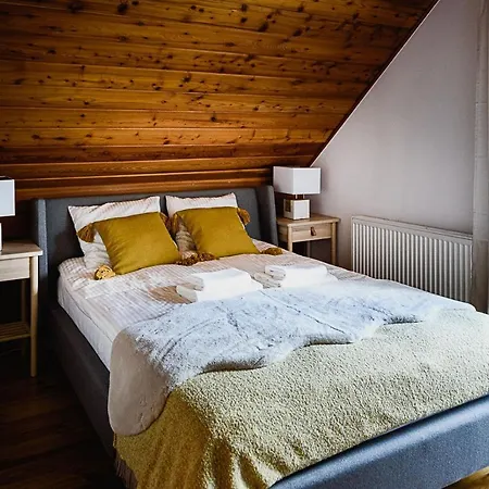 Dom W Chmurach Semesterbostad *